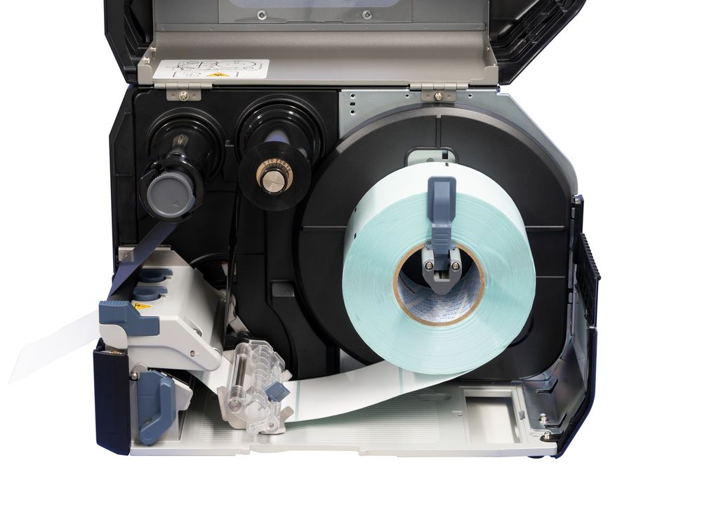 Imprimante d’étiquettes Sato CL4NX Plus ouverte avec rouleau d’étiquettes inséré