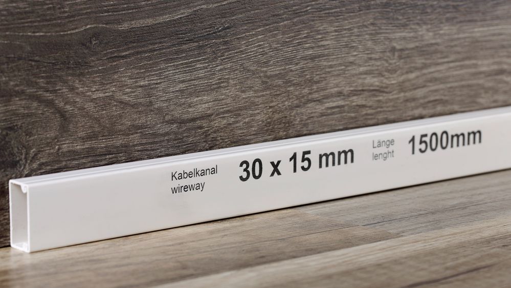 Marquage noir par jet d’encre sur un chemin de câbles blanc