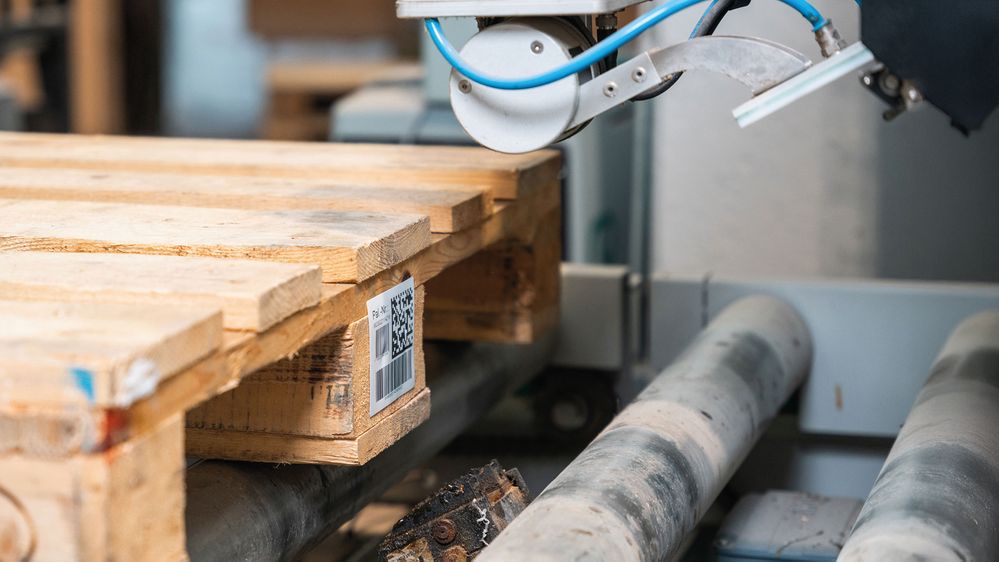 Étiquetage de pieds de palettes avec la Legi-Air 4050B-ES