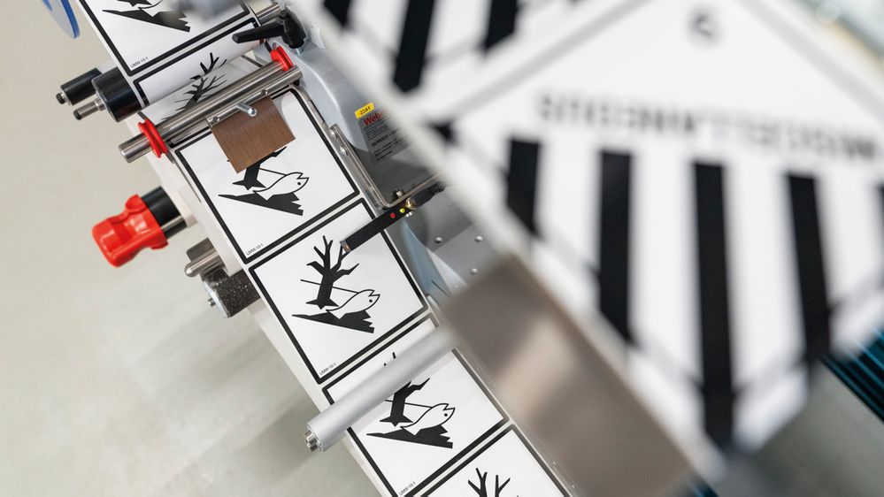 Alpha Compact applique des étiquettes préimprimées