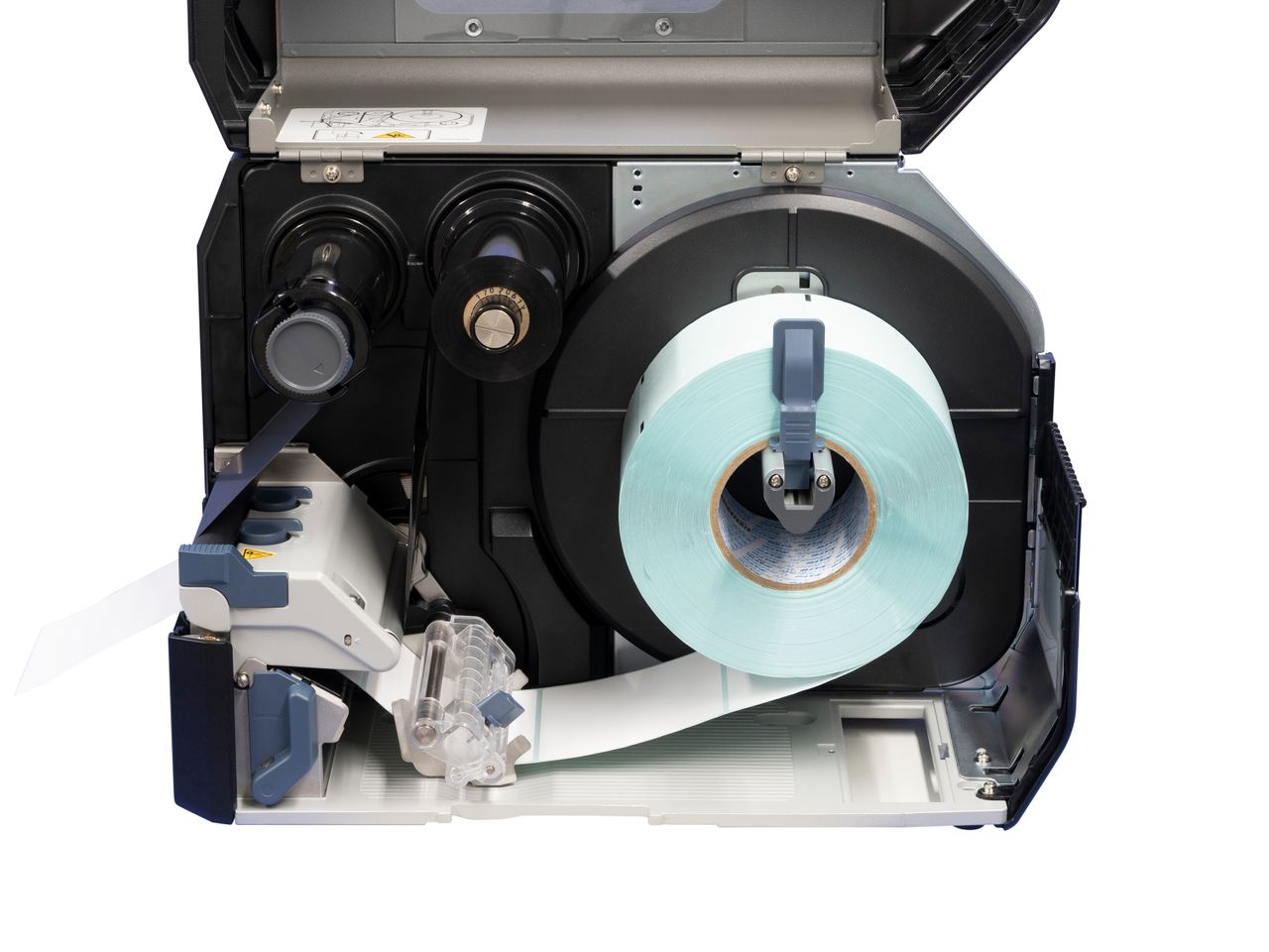 Imprimante d’étiquettes Sato CL4NX Plus ouverte avec rouleau d’étiquettes inséré