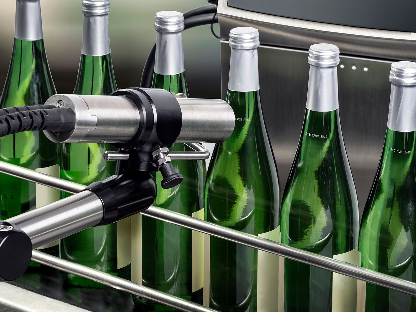 Une imprimante à jet d’encre continu marque les bouteilles en plastique dans la production industrielle