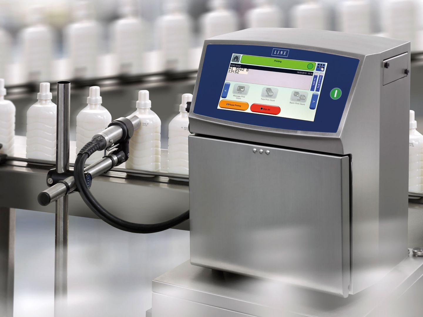 Une imprimante à jet d’encre continu marque les bouteilles en plastique dans la production industrielle