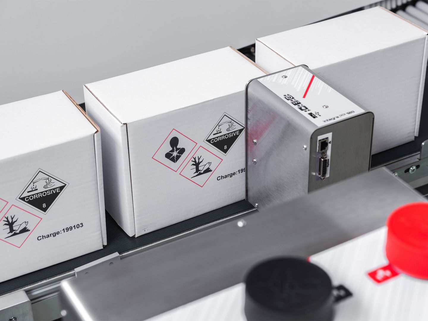 Markoprint integra PP 108 application bicolore : étiquetage de symboles de danger sur cartons