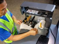 Remplir le rouleau d’étiquettes de l’imprimante de table Zebra ZT111