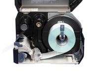 Imprimante d’étiquettes Sato CL4NX Plus ouverte avec rouleau d’étiquettes inséré