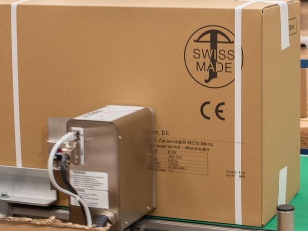 L’imprimante à jet d’encre industrielle Markoprint integra PP 108 imprime du carton d’expédition