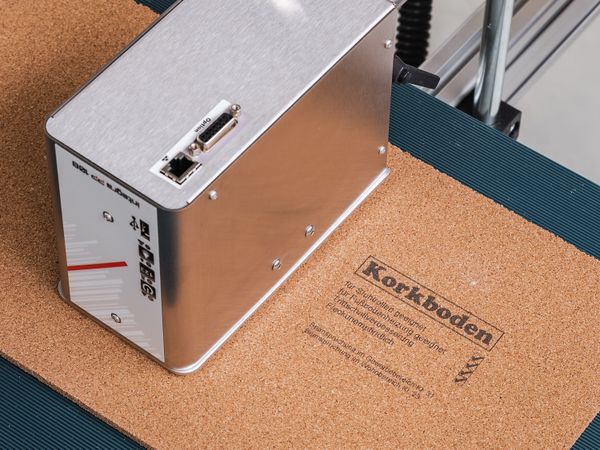 L’imprimante à jet d’encre industrielle Markoprint integra PP 108 imprime le liège