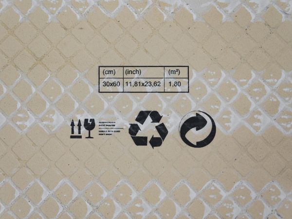 Carreau céramique marqué avec l’imprimante à jet d’encre Markoprint integra PP RAZR