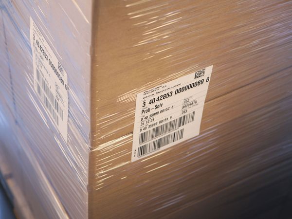 Étiquetage sur 2 côtés d’une palette filmée avec cartons