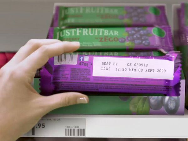 Emballage alimentaire sous film imprimé avec l’imprimante à jet d’encre Markoprint