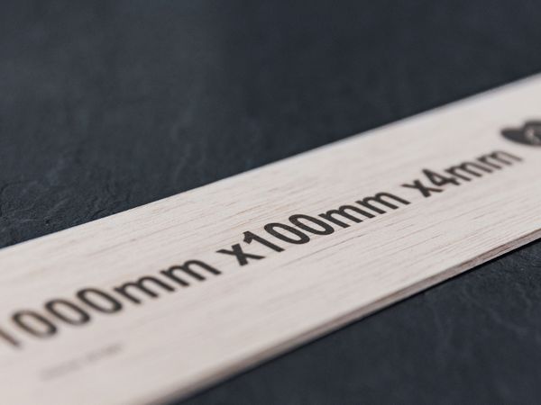 Moulure en bois imprimée avec l’imprimante à jet d’encre Markoprint X1JET XR