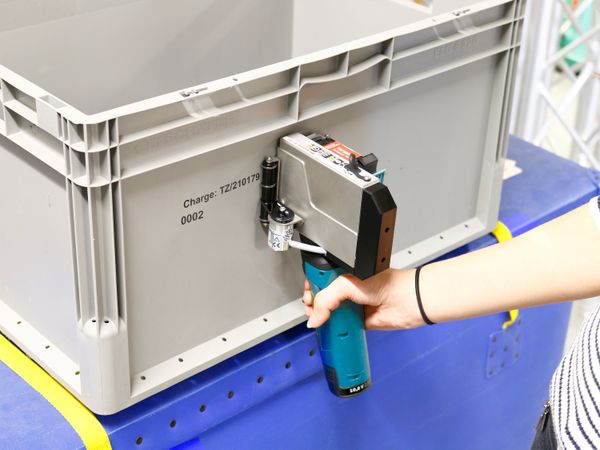 Boîte en plastique imprimée avec l’imprimante à jet d’encre Markoprint X1JET HandHold