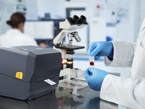 Imprimante de bureau Zebra ZD230 dans un laboratoire médical