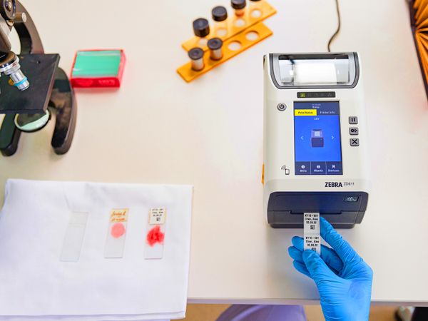 Imprimante Zebra ZD611 lors de l’étiquetage d’échantillons dans un laboratoire médical