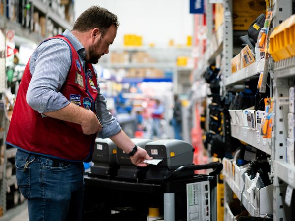 Zebra ZD421 imprimant des étiquettes de rayon dans le commerce de détail