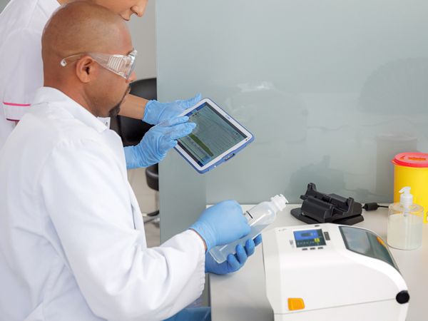 Imprimante Zebra ZD621 en laboratoire dans le secteur de la santé