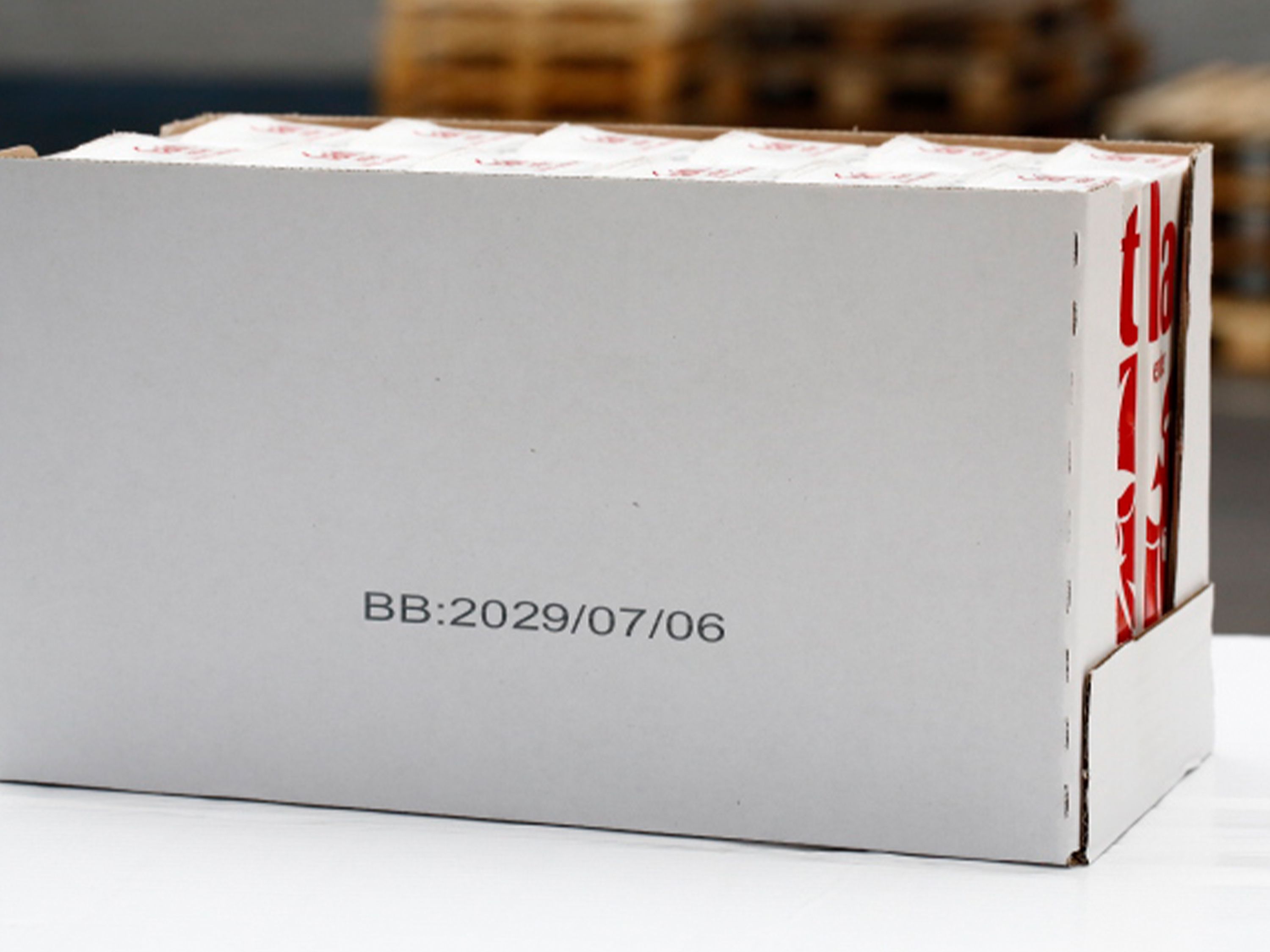 Codage par jet d’encre sur plateau d’étagère blanc en carton
