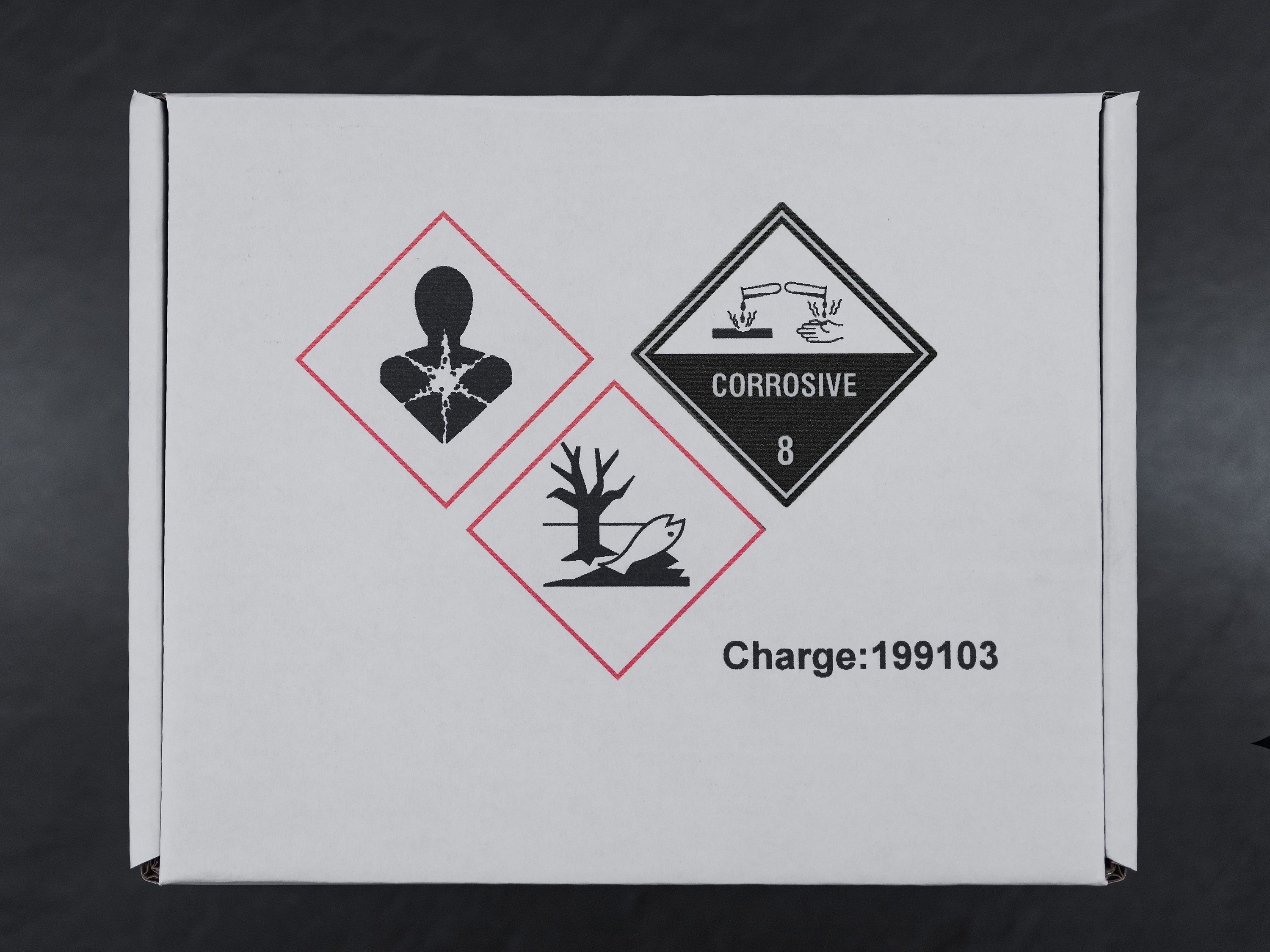 Cartons étiquetés SGH en deux couleurs avec l’imprimante à jet d’encre Markoprint integra PP 108 bicolor