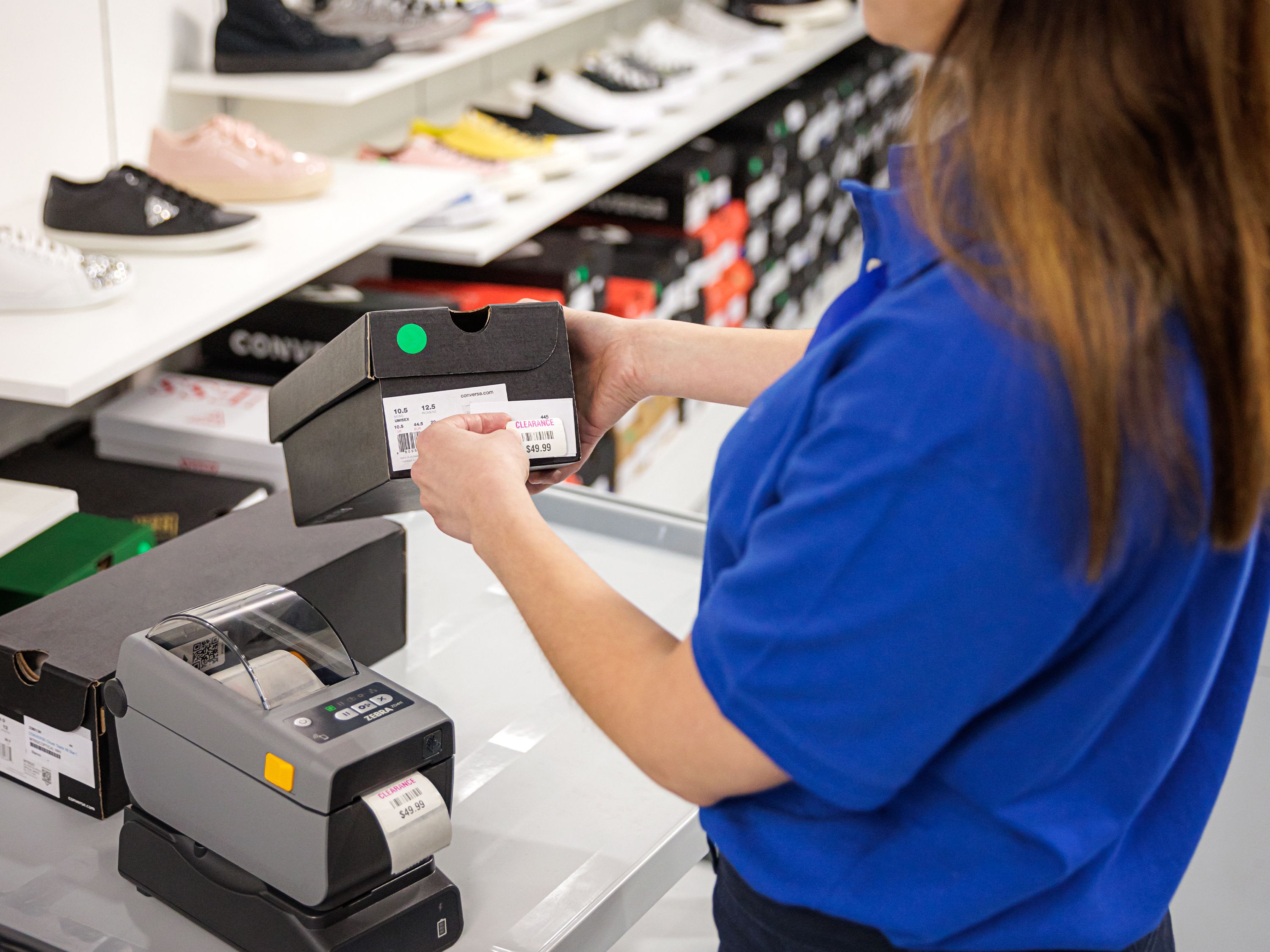 Imprimante Zebra ZD411 utilisée pour l’étiquetage de produits dans le commerce de détail