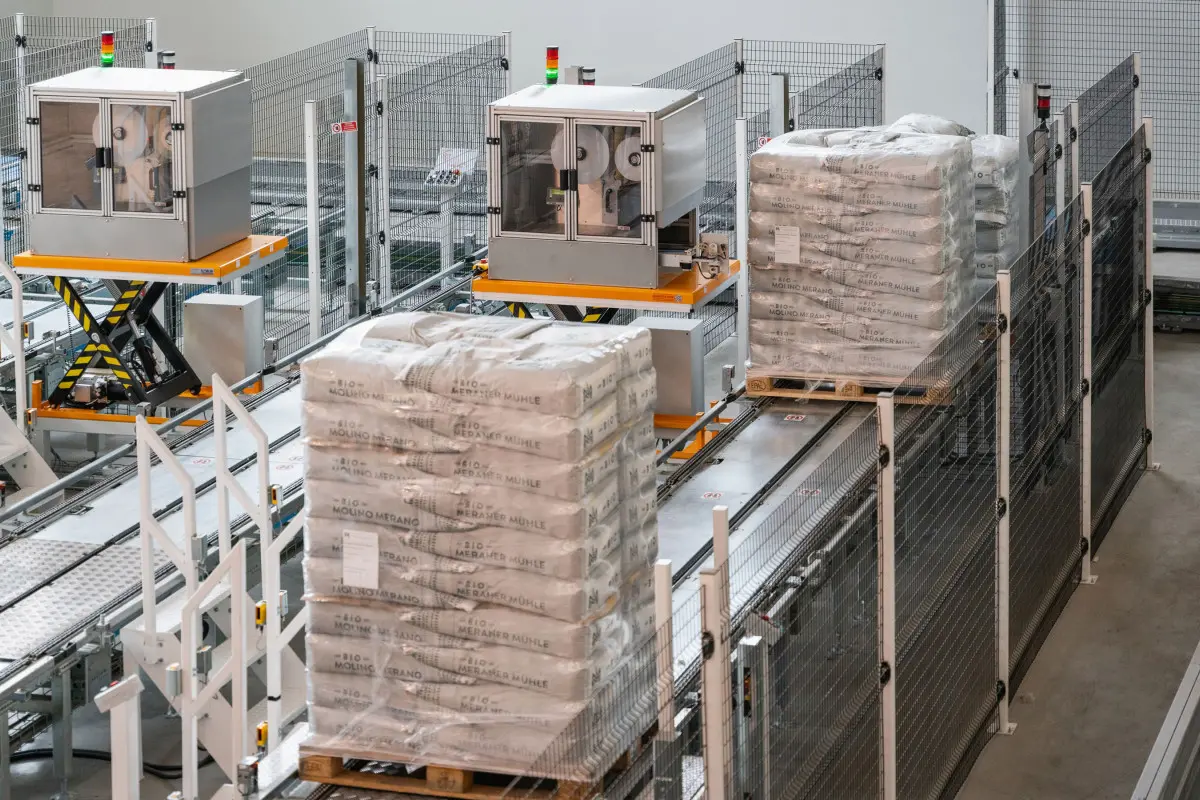 Pallet labelling in the logistics line of a food producer