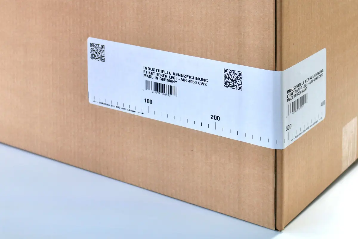 Cardboard box with corner-wrap label